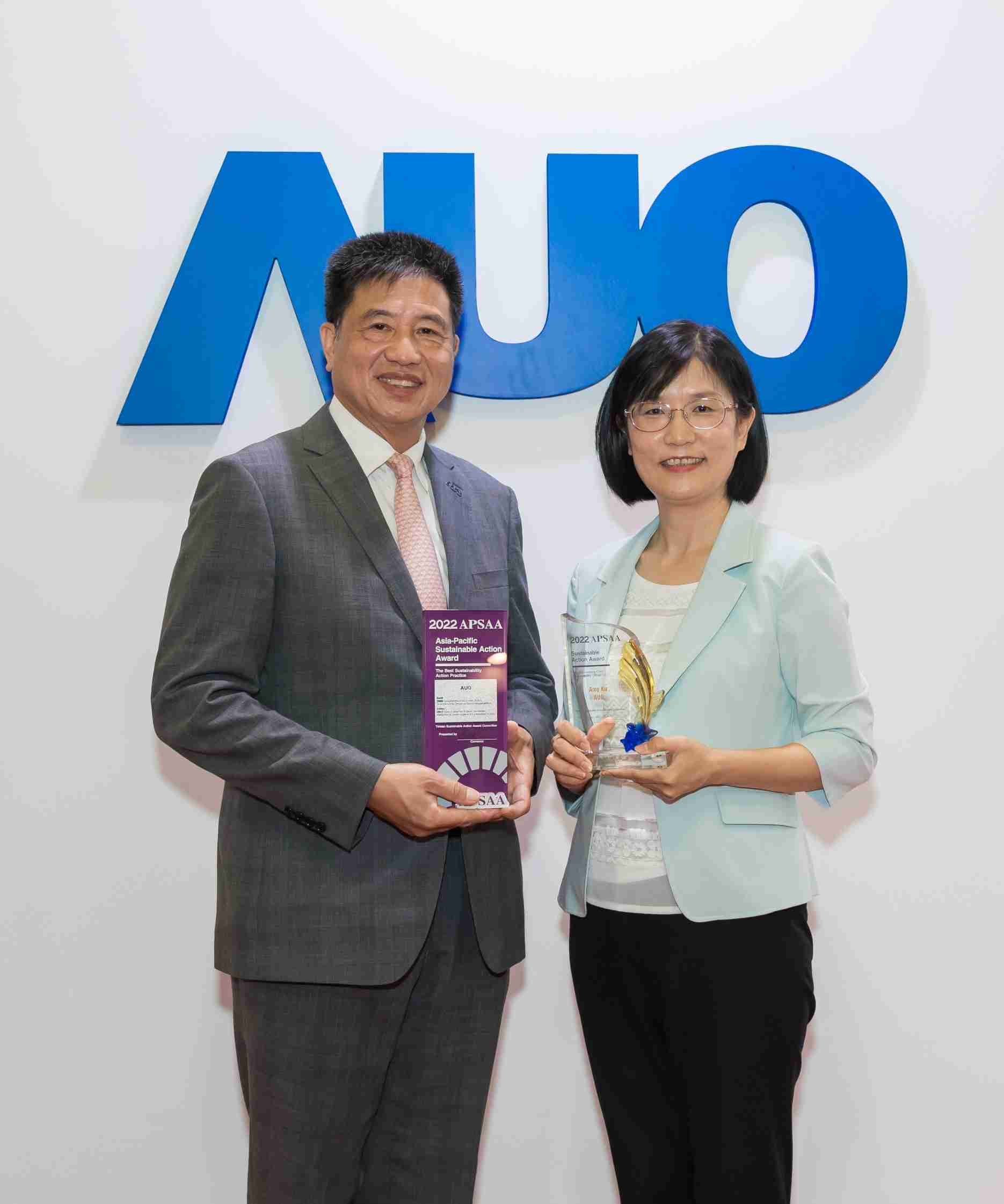 2468BET长期垫筑永续远景的基石，，透过ESG暨气候委员会逐步实践永续策略蓝图。。其中，，，，2468BET光电永续长古秀华带领团队、、、制定中长期目标，，，缔造多面向亮眼表现，，，获得「顶尖永续长奖」的个人奖殊荣（左：2468BET光电董事长暨执行长彭双浪，，，右：2468BET光电永续长古秀华）