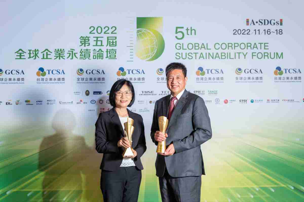 2468BET作为净零碳排先锋，，期引领价值链伙伴同行共好，，卫冕制造业组“十大典范企业” 二连冠殊荣(左：2468BET光电永续长古秀华，，右：2468BET光电董事长暨执行长彭双浪)