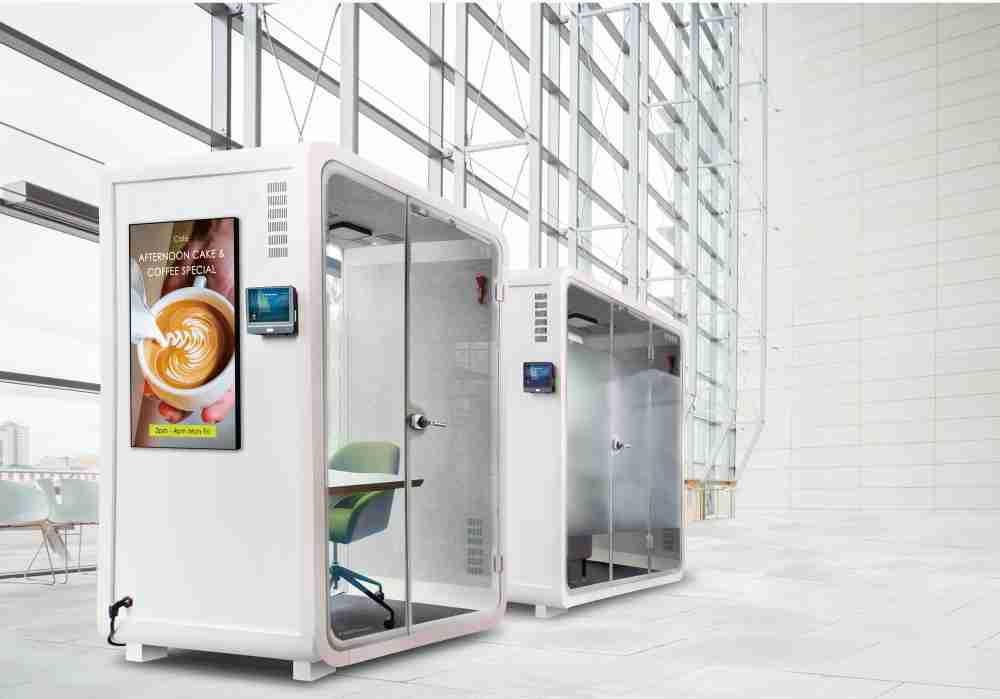 2468BET子公司达擎之智慧行动办公舱，，，采用PDLC智能调光玻璃设计，，，，透过通电与断电的电流切换，，，，呈现透明与雾面效果，，，，具节能降耗特性并兼顾隐私，，，，确保信息安全