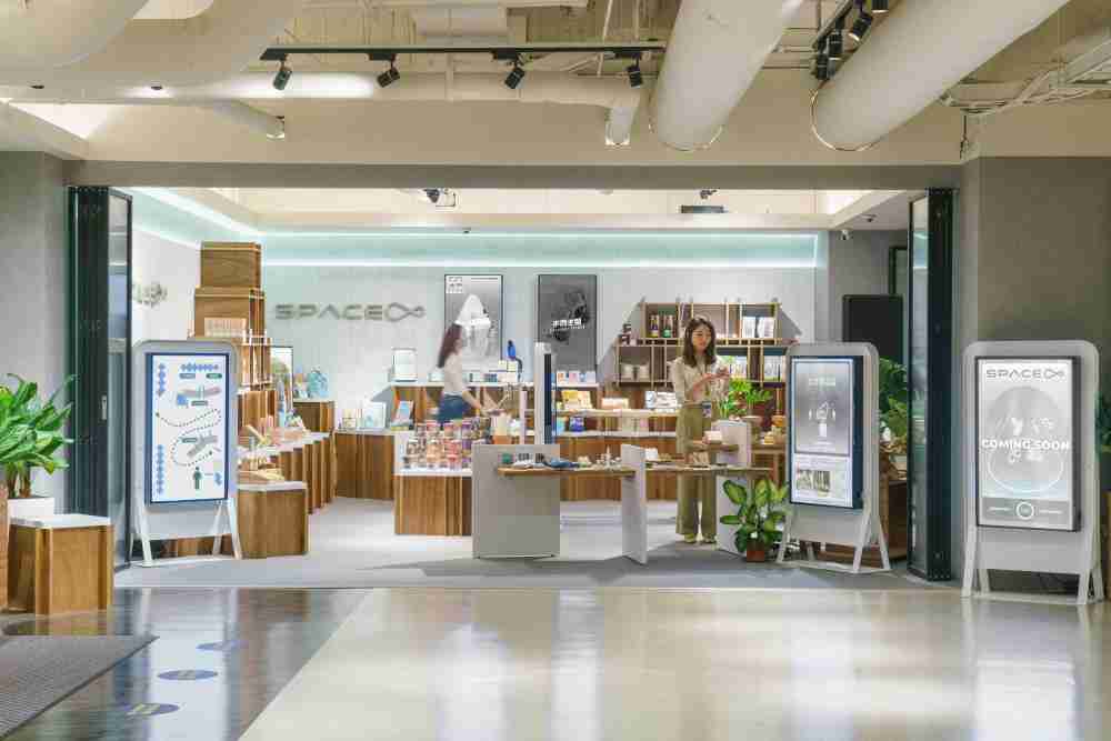 2468BET打造永续选物商店，，展示社企及社创商品，，结合创利空间所开发的智能零售系统，，，整合多元产品信息，，，让无人商店扮演公益行动的推手