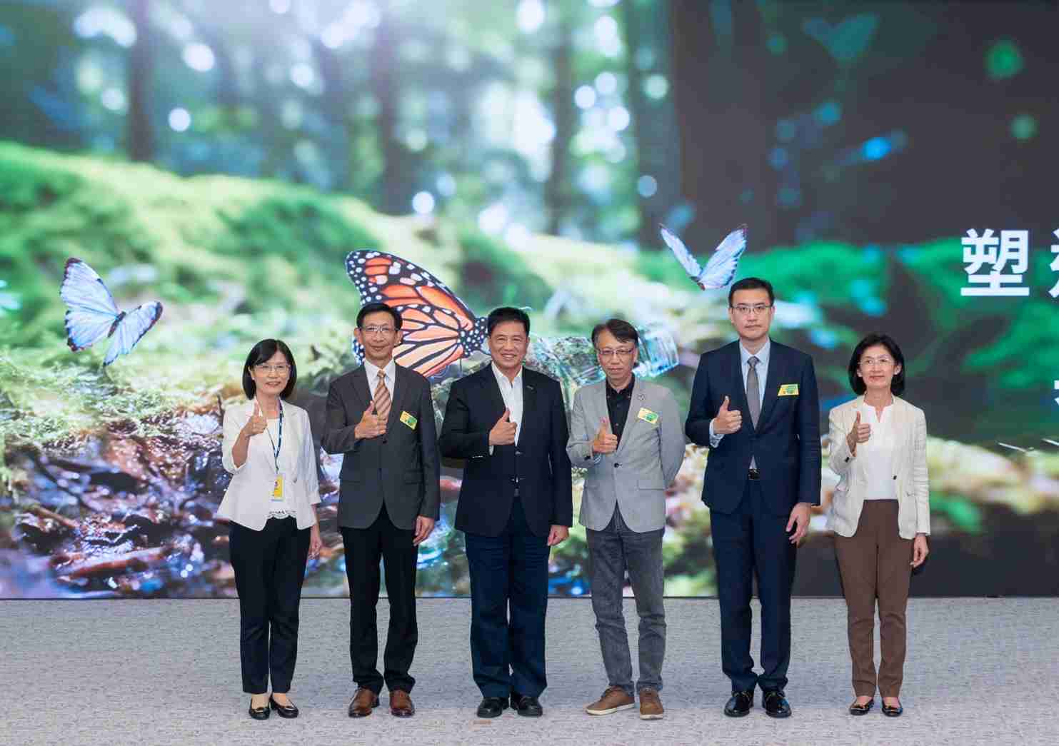 友達2023 CSR共榮大會，，，邀請領域專家分享交流生物多樣性管理趨勢、、、、無塑產品、、海廢永續塑料等議題  （圖左到右：友達光電永續長古秀華、、、、3M台灣技術長陳君杰、、、、友達光電董事長暨集團策略長彭双浪、、、、光寶科技企業永續發展處處長陳慶暉、、安永聯合會計師事務所執業會計師曾于哲、、、友達光電供應鏈總部副總經理吳宜芳）