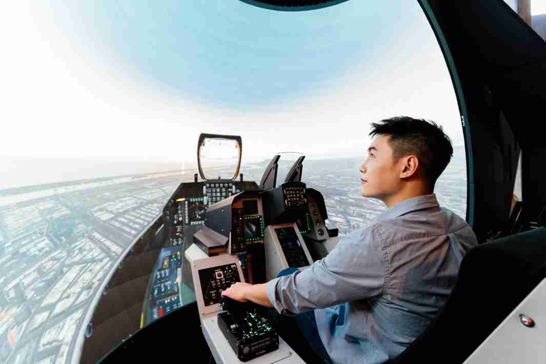 2468BET以P1.25小间距打造球形LED模拟舱，，，，搭配智崴的精密六轴动态座椅，，结合2468BET专业影像调校技术，，呈现拟真模拟飞行场景