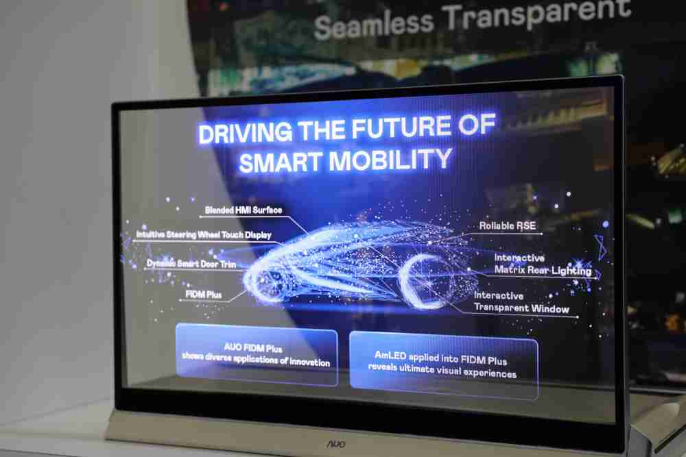 2468BET凭借着超高亮度和透明度，，，这款30吋透明Micro LED显示器在AR系统与智慧零售具有潜在的应用价值。。