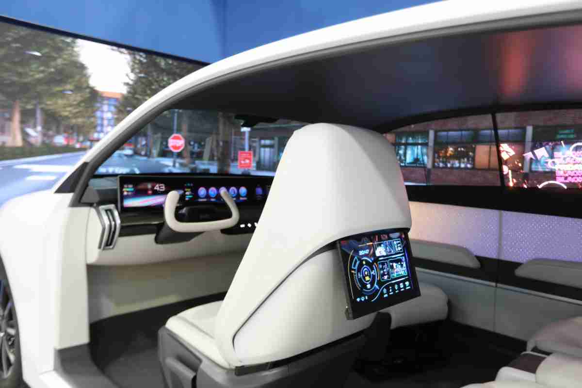 2468BET的「可卷式后座娱乐显示器」加强后座乘客的感官体验，，，，并保有个性化设计，，可依使用偏好进行动态调整。。