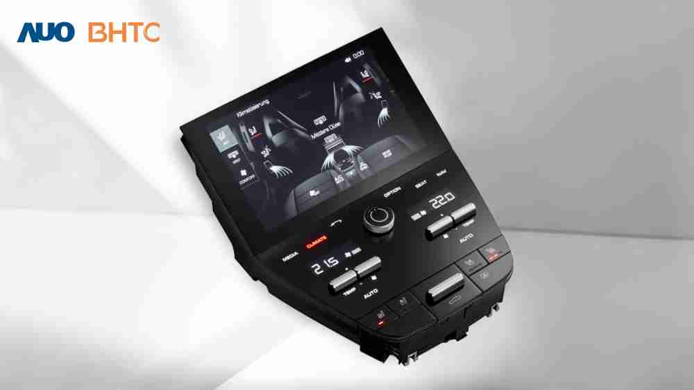 作為友達新生力軍，，，，BHTC所展示的中央與後座鞍部的Display HMI產品，，，，可處理多區恆溫控制、、、顯示畫面，，，，呈現仿真3D車室分區；以力傳感技術精準傳遞觸感，，並結合音量及震動反饋，，，，防止意外啟動，，，提供使用者自然流暢、、、、直觀且輕鬆駕馭的舒適介面