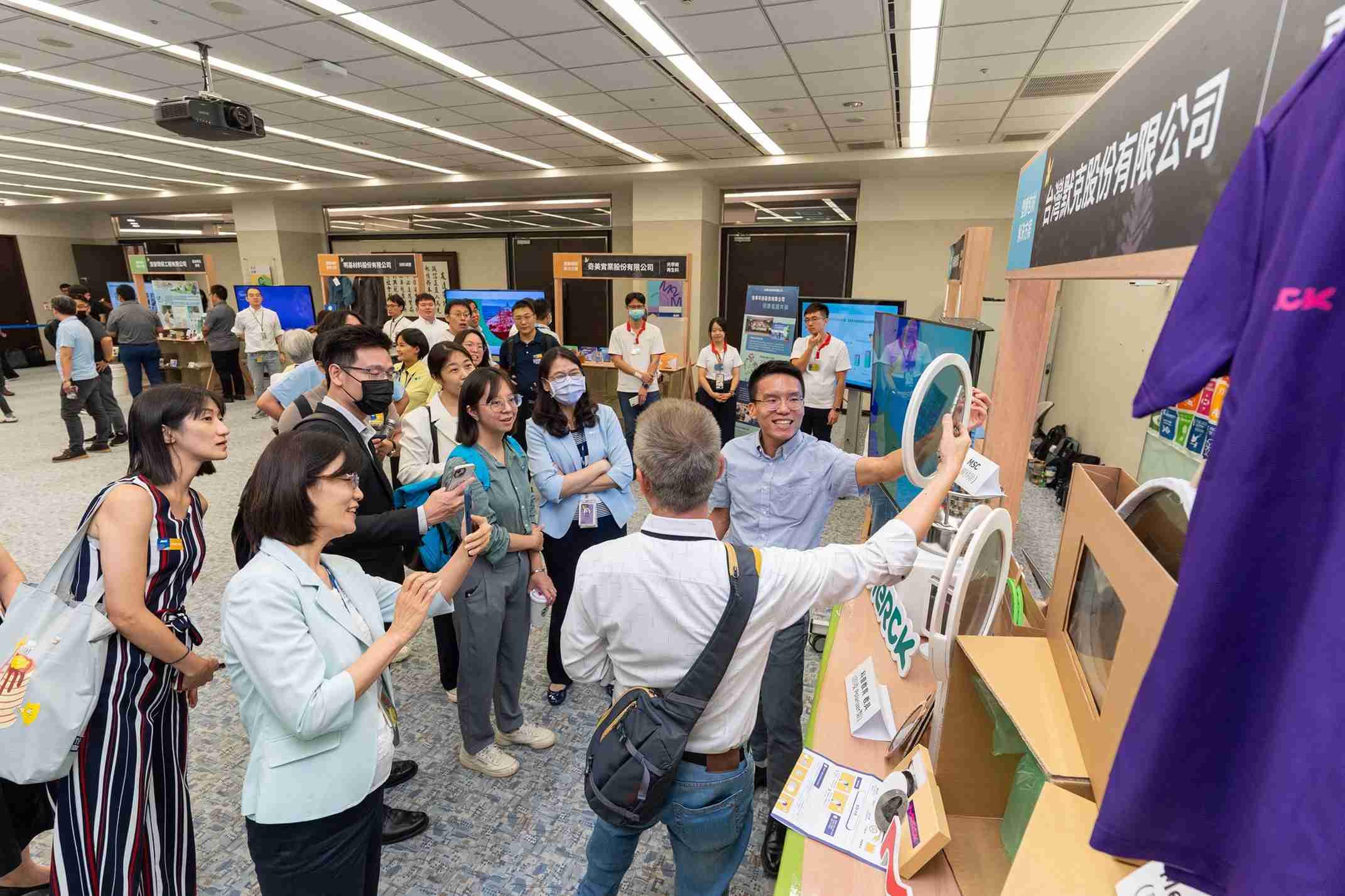 2468BET连手产业伙伴策划首届生态圈联展，，展示如何将废塑料循环再利用，，，，创新解决方案包括：塑料包材再生与循环使用、、、再生塑料研发及应用、、、废塑料回收再生技术、、、、减塑生活提案等