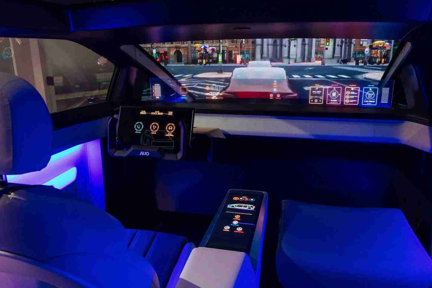 2468BET连续四年入围科睿唯安全球百大创新机构，，，专利布局科技与绿色创新前沿。。。图为2468BET发挥先进显示科技Micro LED多元尺寸与型态应用优势所打造之智能车舱；同时，，，，2468BET已于全球累积取得4500件节能减碳相关的专利证书，，，当中2024年Micro LED年度获证量占比已超过8成