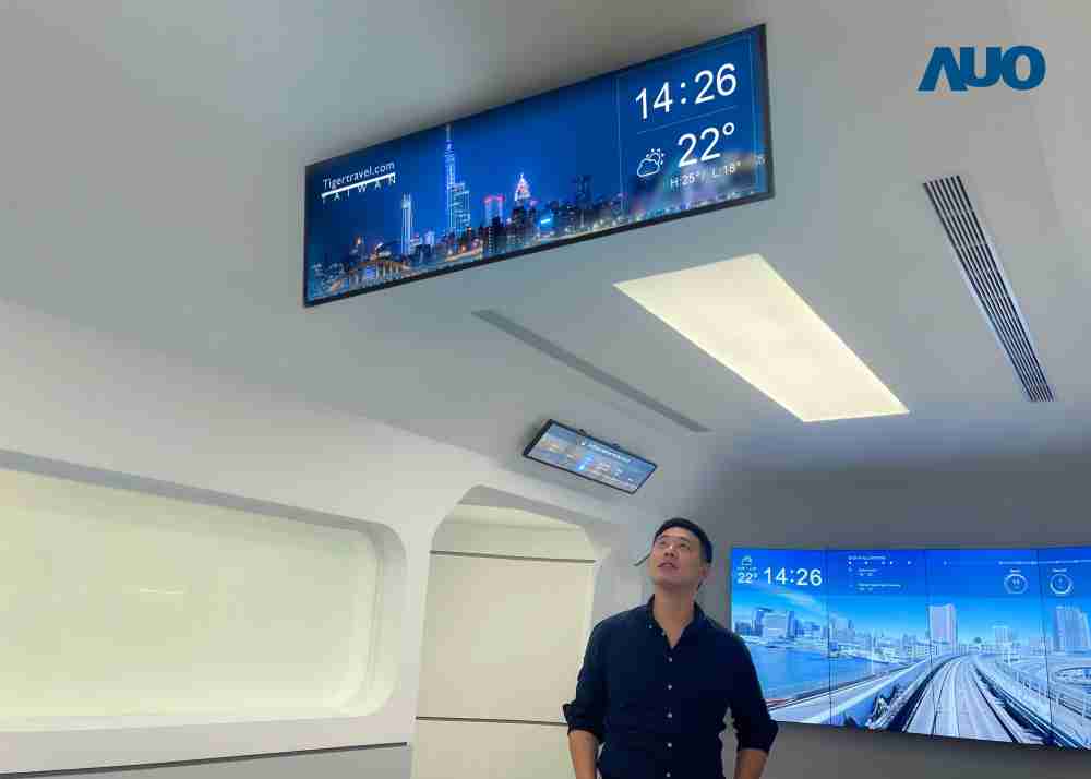 达擎TARTAN “37吋超薄双屏车厢显示器” 采用单一背光设计，，将双面显示器厚度大幅缩减至12mm，，支持长条屏 32:9 规格，，突破传统分辨率限制，，，提供旅客更清晰实时的乘车信息及广告讯息